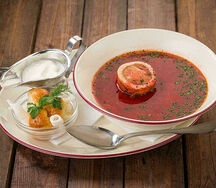 Борщ с мозговой косточкой, пампушками и салом
