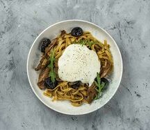 Паста с уткой, черносливом и муссом из пармезана
