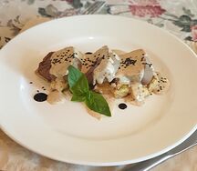 Язык под орехово-сливочным соусом