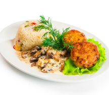 Котлеты из щуки с рисом и сливочно-грибным соусом