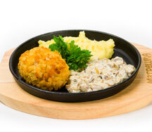 Котлета Пожарская с картофельным пюре и грибным соусом