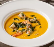 Тыквенный крем-суп с королевскими креветками