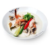 Tom Kha с королевскими креветками и пропаренным рисом