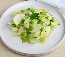 Салат зеленый с бобами эдомамэ