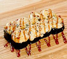 Запеченные роллы с мидиями и сыром чеддер