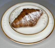 Круассан с вареной сгущенкой