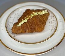 Круассан с нежным фисташковым кремом