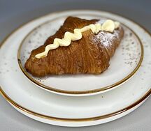 Круассан с заварным кремом
