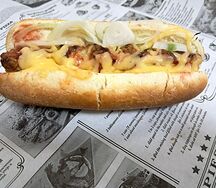 Хот-дог с куриным кебабом и сыром