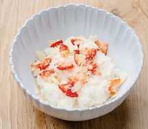 Рисовая каша с ягодами и орехами