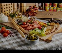 Закуска ассорти с бурратой и песто