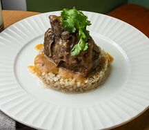 Говяжьи щечки с перловкой