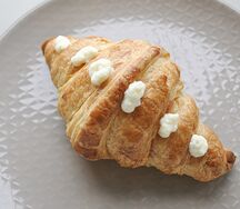Круассан со сливочным кремом