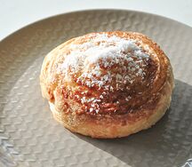Булочка с кокосом