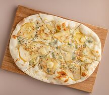 Римская пицца с грушей и горгонзолой