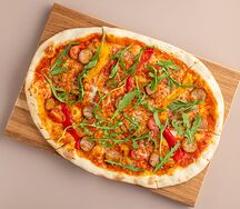 Римская пицца с пряной колбаской