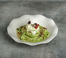 Паста с соусом из шпината страчателлай и пармезаном