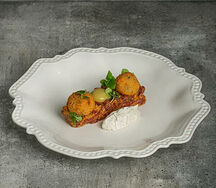 Тартар из говядины с картофельными пончиками