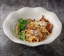 Паста с цыпленком и муссом из белых грибов