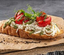 Брускетта с томатами и моцареллой