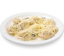 Нежные пельмени в грибном соусе