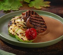 Говяжья вырезка в беконе