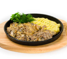 Бефстроганов с грибами и картофельным пюре