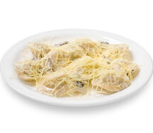 Волжские пельмени в грибном соусе