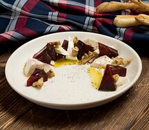 Салат с печеной свеклой и сыром фета
