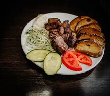Баранина с картофелем на углях и свежими овощами