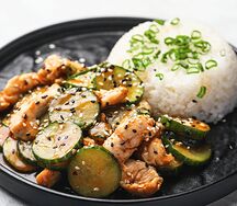 Цыпленок с жареными огурцами