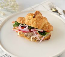 Круассан с куриной грудкой