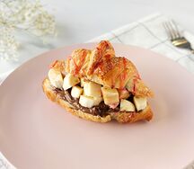 Круассан с бананом и ореховой пастой