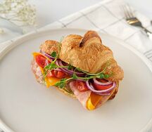 Круассан с ветчиной
