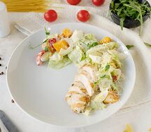 Салат Цезарь с курицей