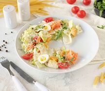 Салат Цезарь с лососем