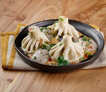 Хинкали с картофелем и грибным соусом