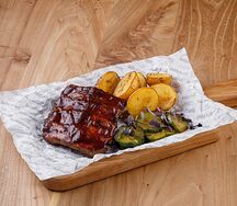 Ребра барбекю с картофелем и битыми огурцами