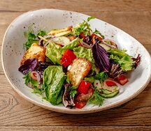 Овощной салат с жареным сыром сулугуни