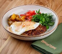 Бифштекс из говядины, с картофелем и яйцом