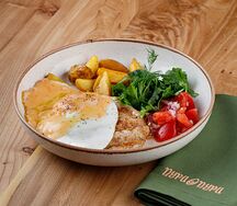 Бифштекс из курицы с картофелем и яйцом