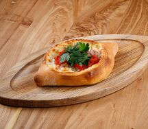 Хачапури с беконом и помидорами