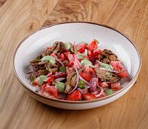 Салат с отварной говядиной и свекольными огурцами