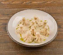 Мини-хинкали с говядиной в сливочно-перечном соусе