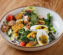 Салат с курицей, отварным яйцом и шпинатом