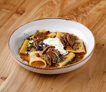 Паста с томленой говядиной в соусе демиглас с перечным соусом и сырным кремом