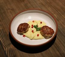 Котлеты куриные с картофельным пюре и овощами