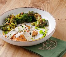 Форель под белым соусом с брокколи