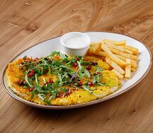 Котлета миланеза с соусом тартар и картофелем фри