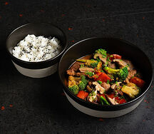 Говядина с овощами в соусе Блекбин с рисом